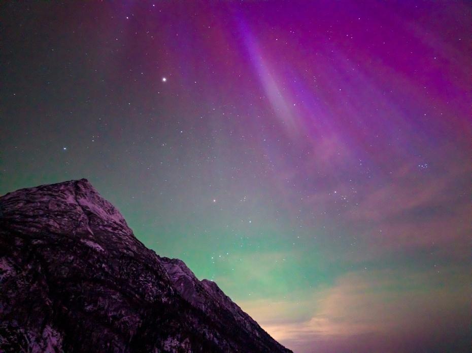 How solar wind speed determines aurora reach