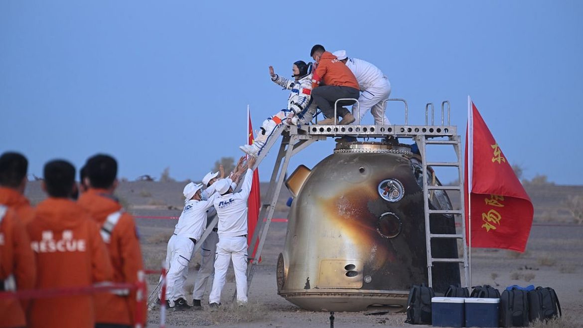A Record-Breaking Return for Shenzhou-21